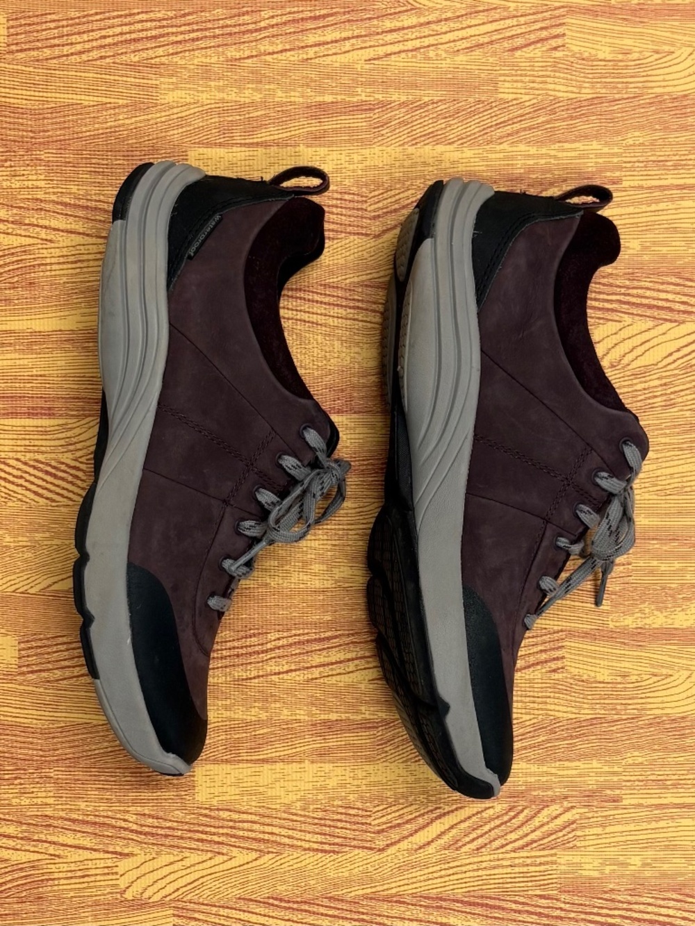 Clarks Waterproof Suede Wave Walk Sneakers Plum Travel Shoe, Sz 9